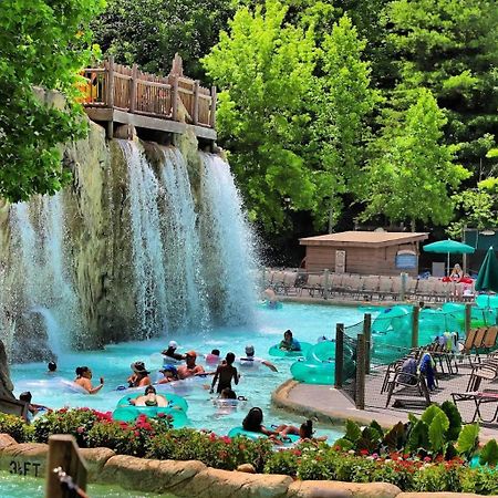 Movie Theater Hot Tub View Mountain Escape Gatlinburg Exterior foto