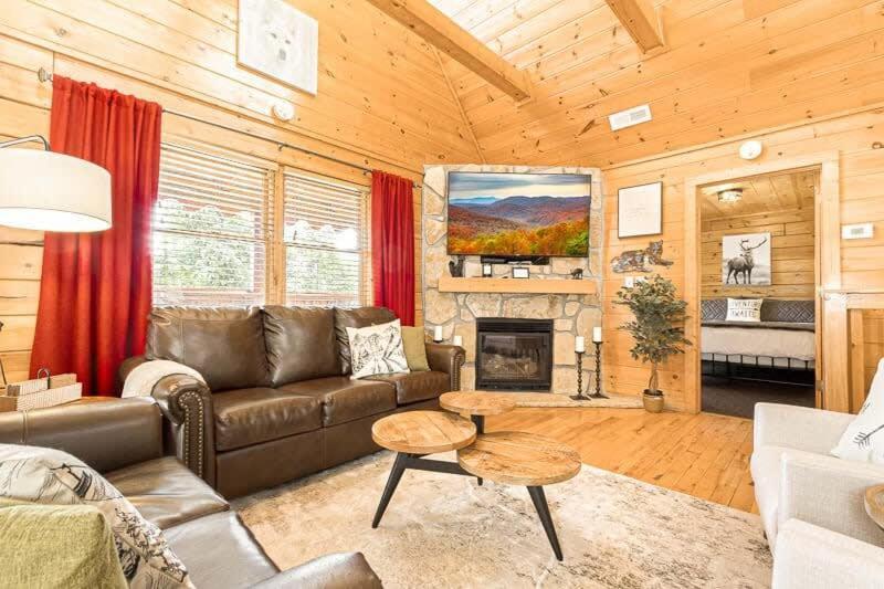 Movie Theater Hot Tub View Mountain Escape Gatlinburg Exterior foto