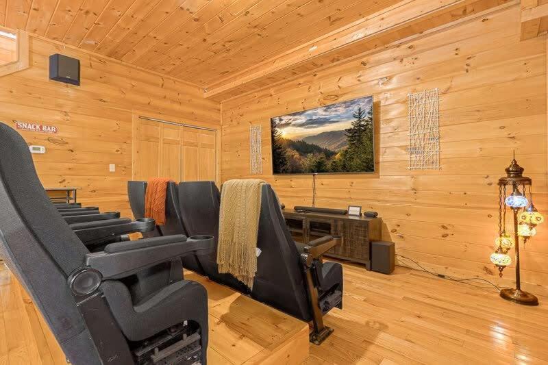 Movie Theater Hot Tub View Mountain Escape Gatlinburg Exterior foto