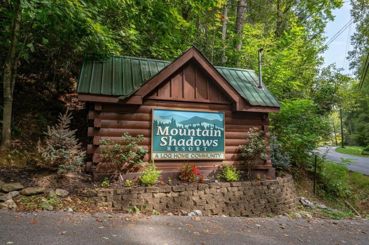 Movie Theater Hot Tub View Mountain Escape Gatlinburg Exterior foto