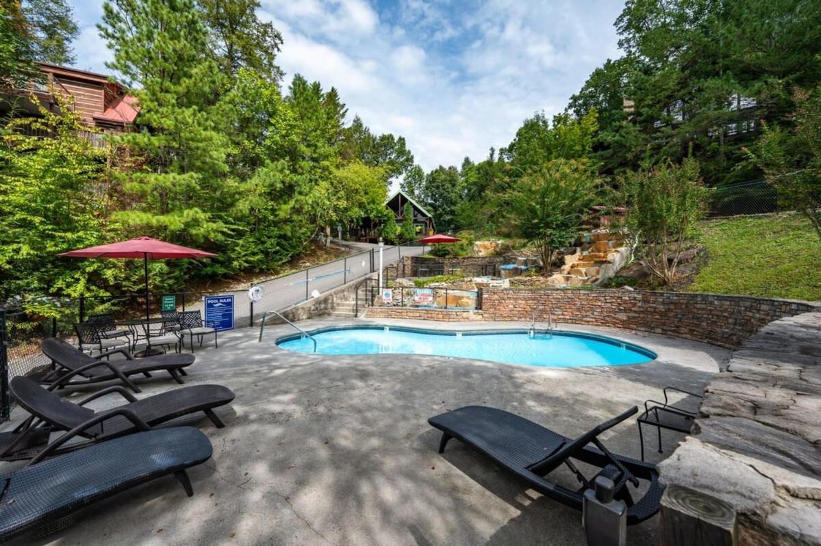Movie Theater Hot Tub View Mountain Escape Gatlinburg Exterior foto