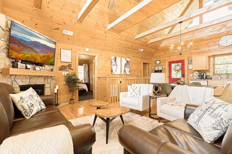Movie Theater Hot Tub View Mountain Escape Gatlinburg Exterior foto