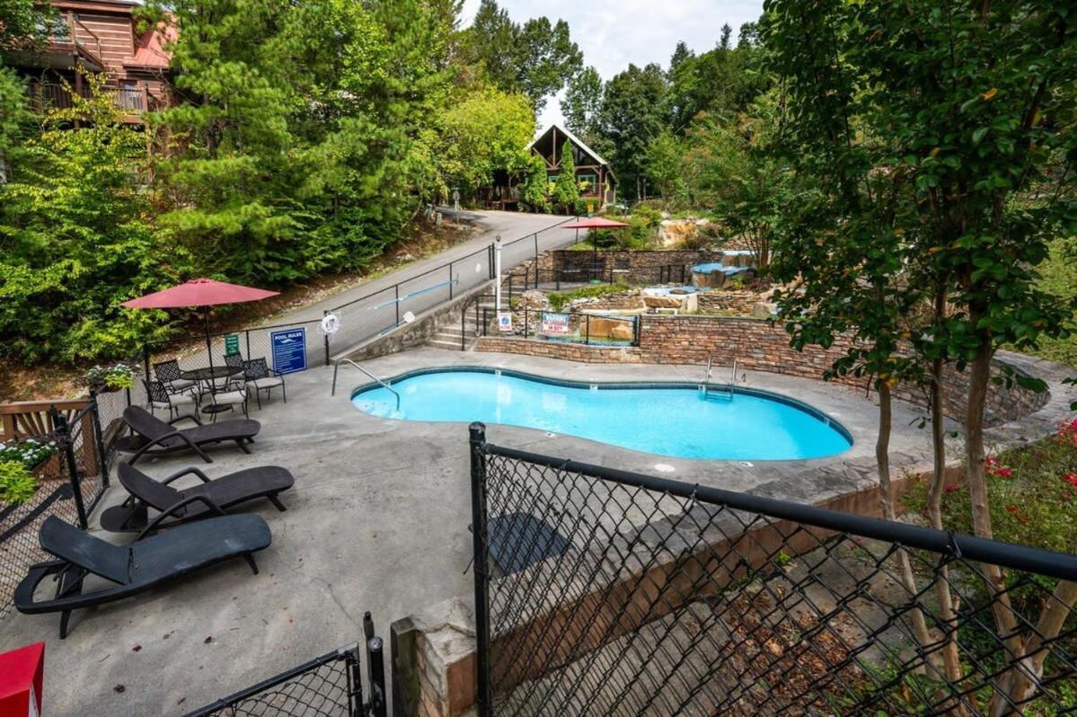 Movie Theater Hot Tub View Mountain Escape Gatlinburg Exterior foto