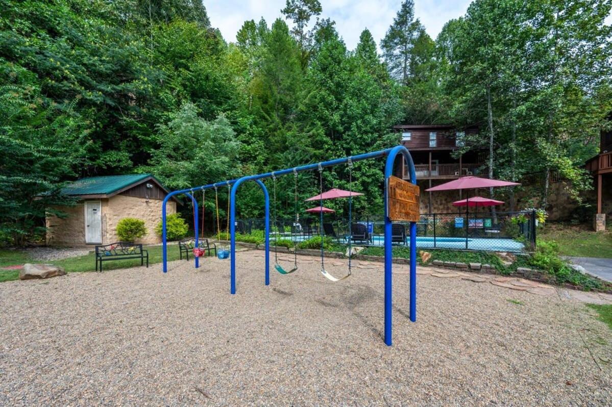 Movie Theater Hot Tub View Mountain Escape Gatlinburg Exterior foto